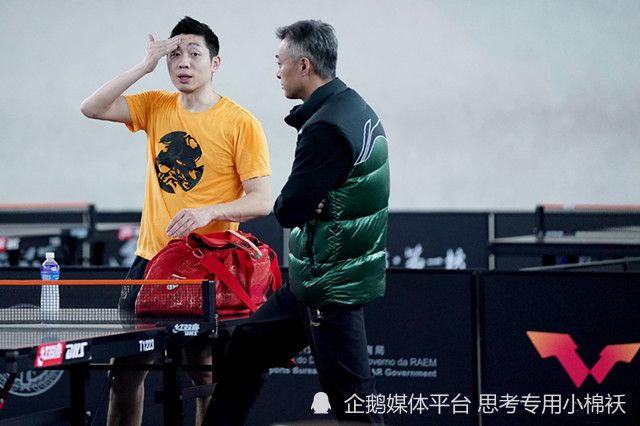 近日里，伦敦持续产生了三起恐怖的谋杀案件，死者均为女性，尸身的手指都被尽数切往。这可骇的案件很快就让全部城市都堕入了人心惶惑的地步当中，就在差人马不停蹄查询拜访案件的档口，又呈现了新的受害者，此时就需要神乎其技的名侦察福尔摩斯（巴兹尔·雷斯伯恩 Basil Rathbone 饰）进场了。                                  　　福尔摩斯接到了一名女子打来的德律风，女子说本身的父亲或许就是这连续串恐怖案件幕后